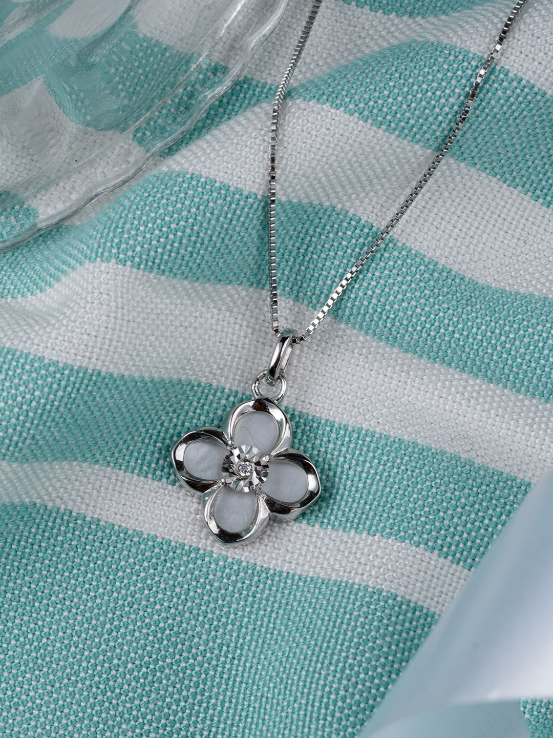 GLYTERS Sterling Silver Artificial Stones Studded Flora Luminesce Pendant