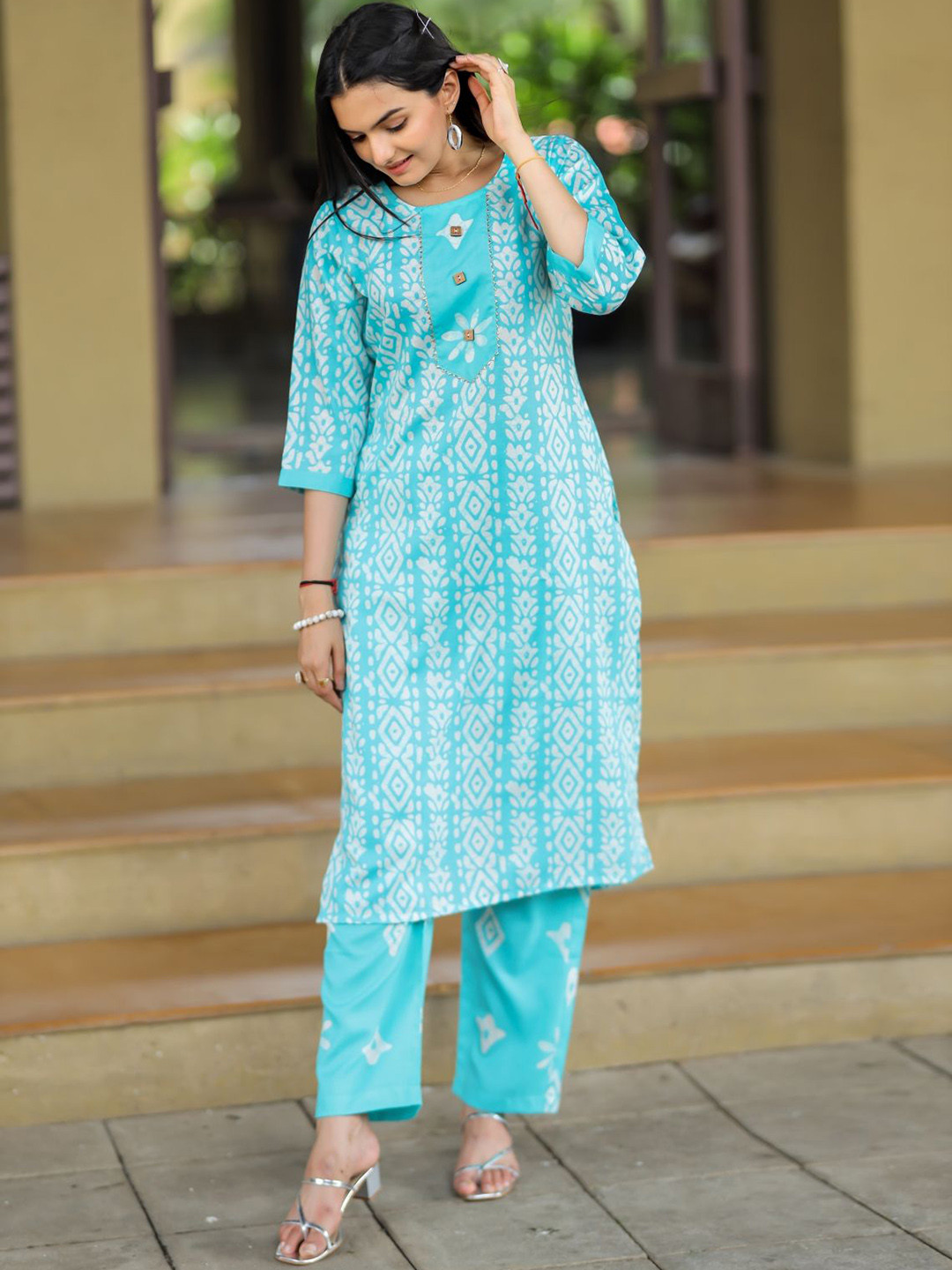 Women Basket Floral Printed Gotta Patti Straight Kurta With Trouser