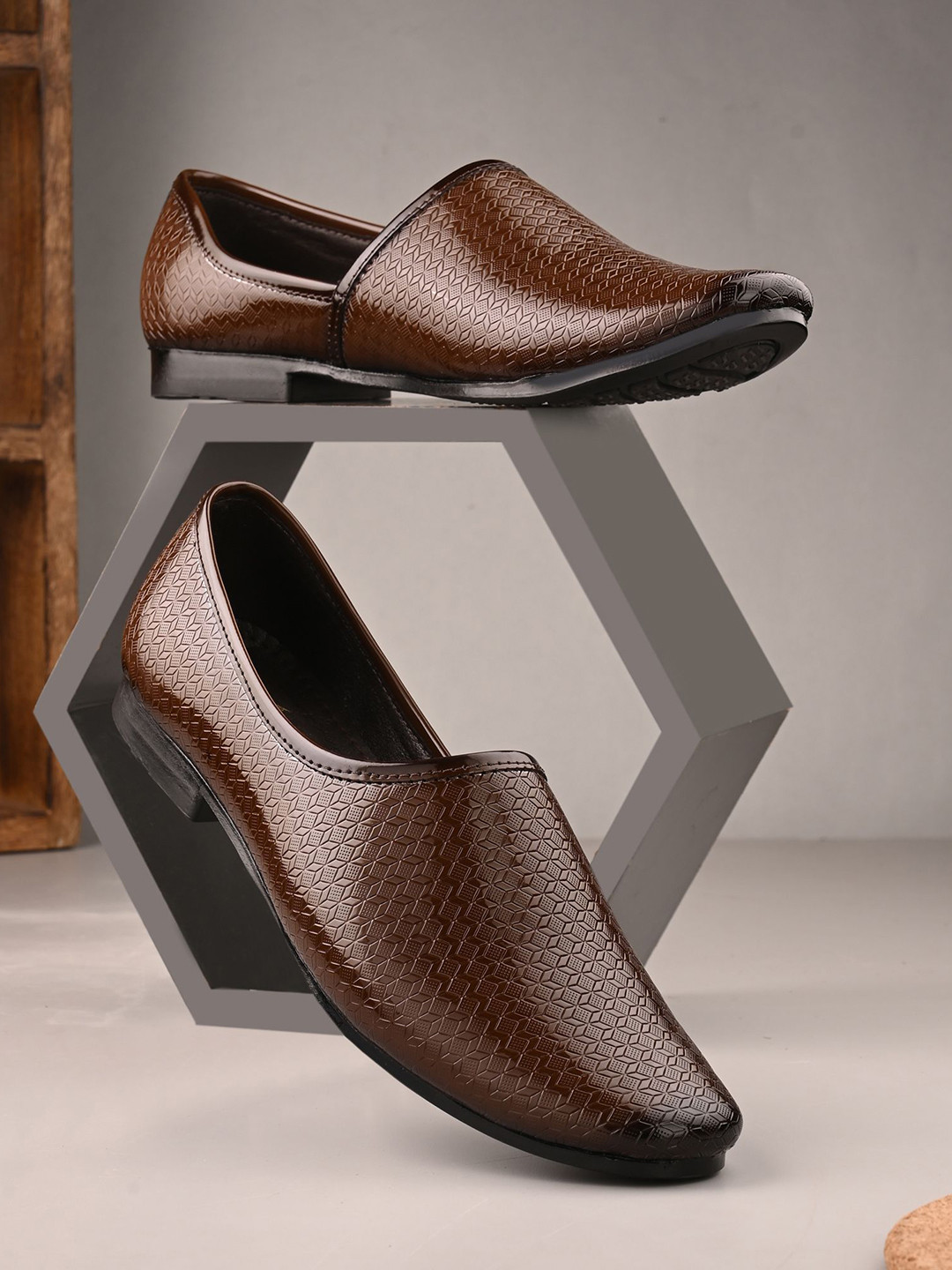 Vellinto Velos Men Textured Pointed Toe Mojaris