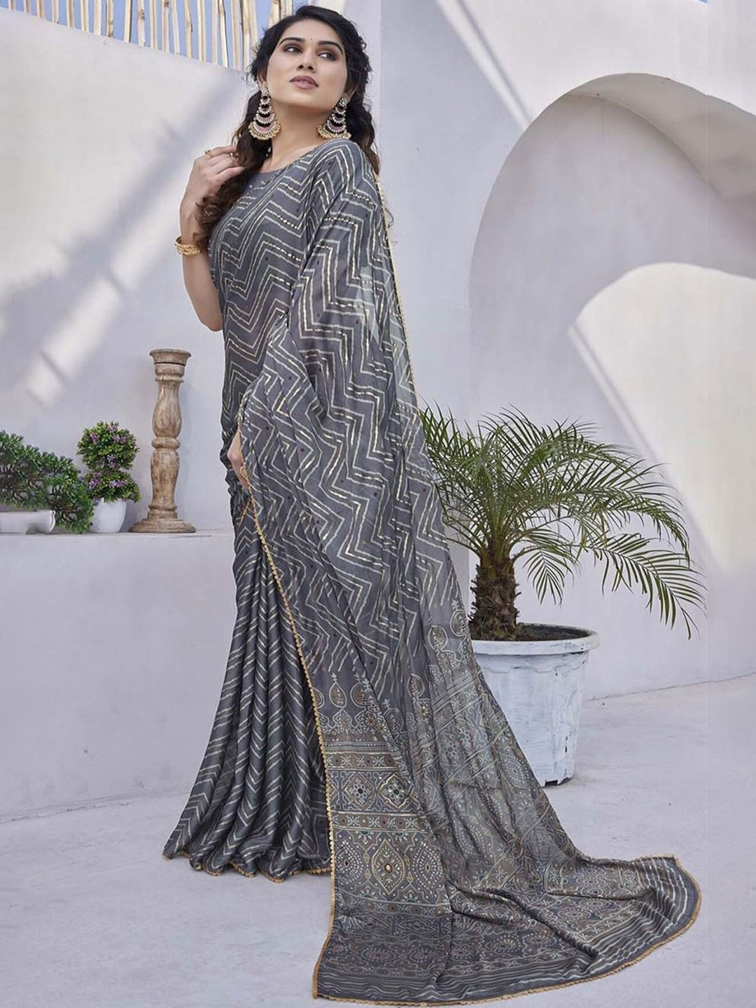 CATCHY FOREVER Striped Printed Saree With Foil Work