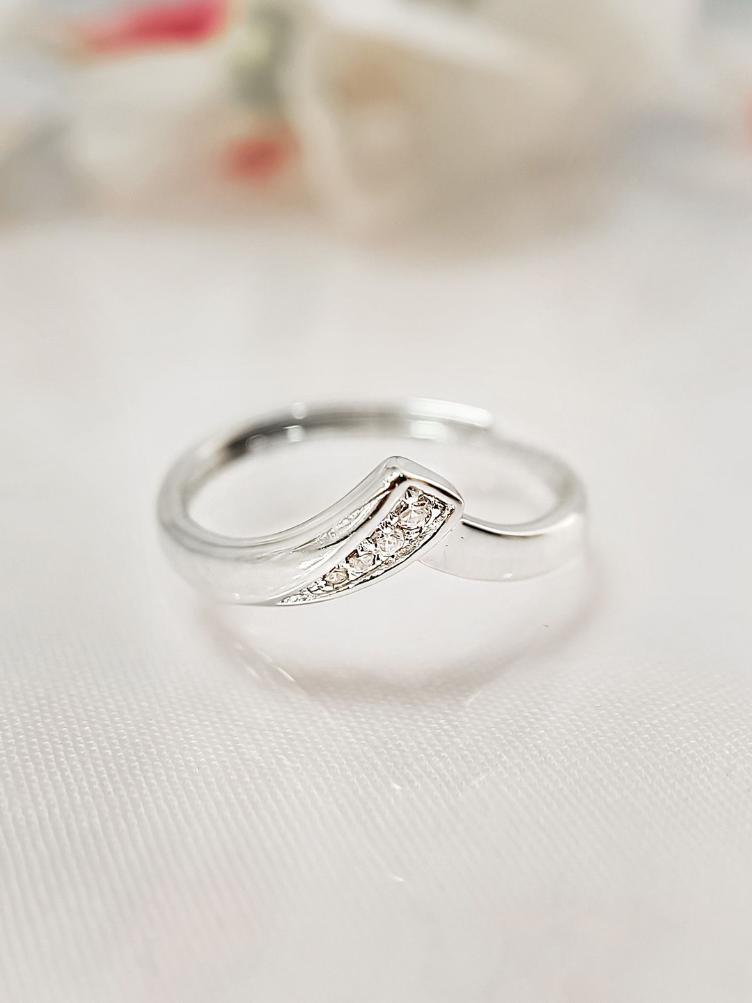 INARI SHINES 925 Sterling Silver Rhodium-Plated Cubic Zirconia-Studded V Crown Finger Ring