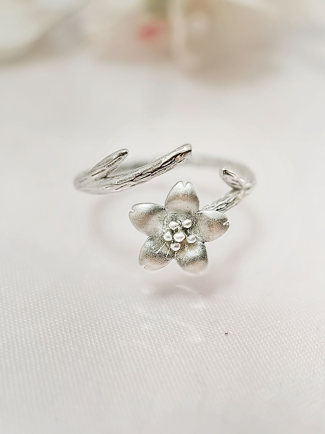 INARI SHINES 925 Silver Rhodium-Plated Adjustable Cherry Blossoms Finger Ring