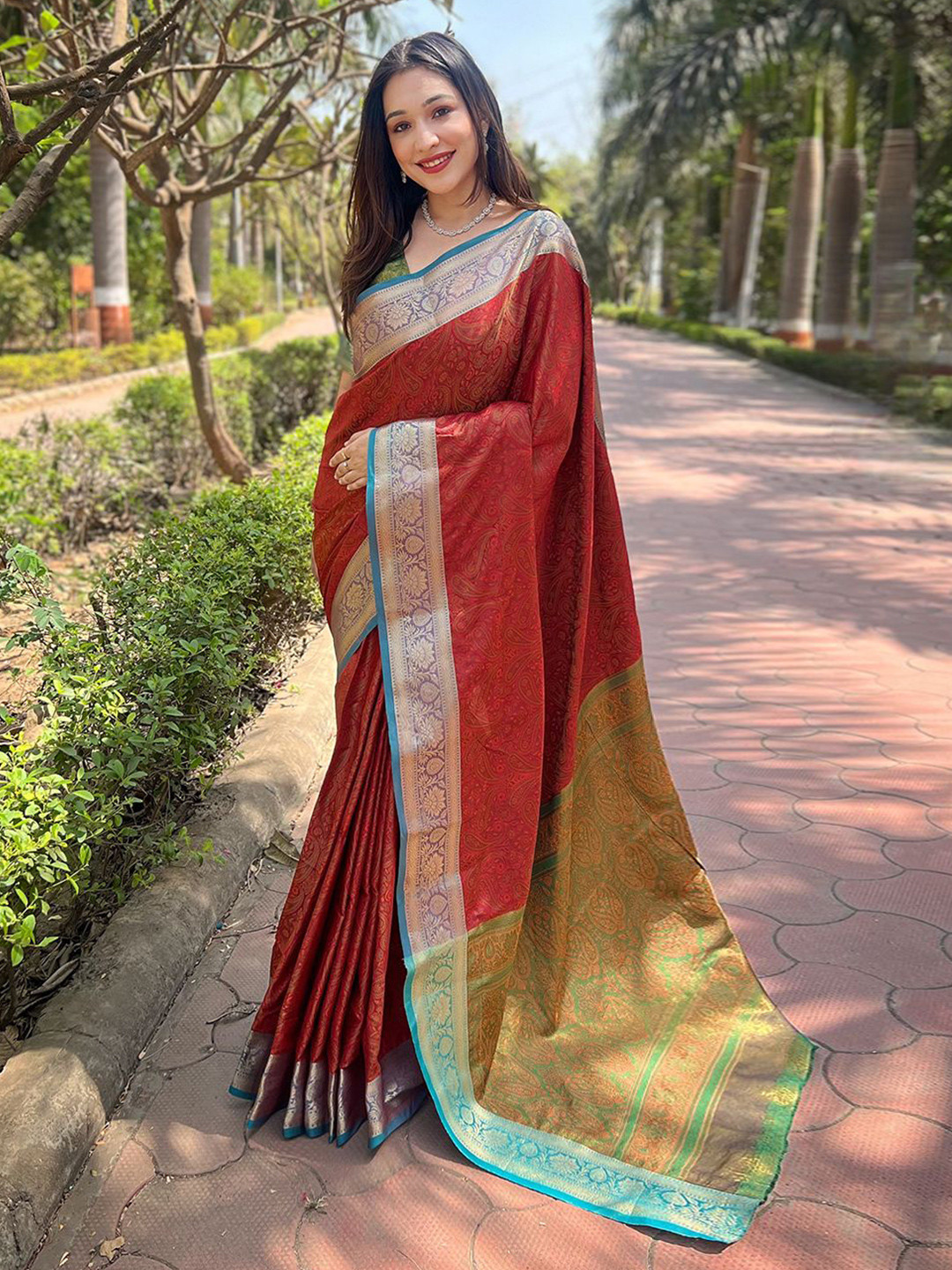 SGF11 Women Floral Handloom Kanjeevaram Saree