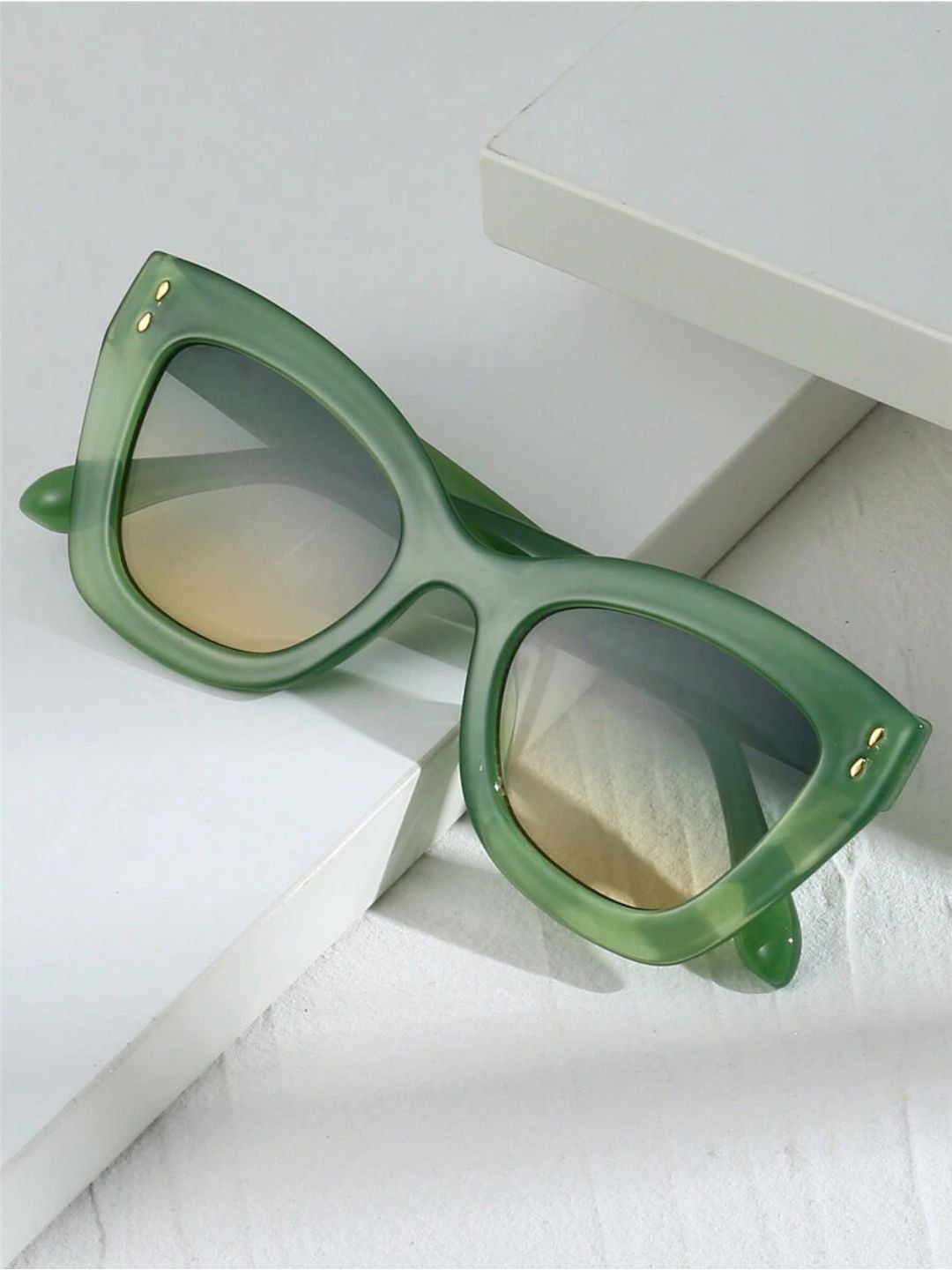 NOTHING ORDINARY Women Cateye Sunglasses with UV Protected Lens IRIGRN003