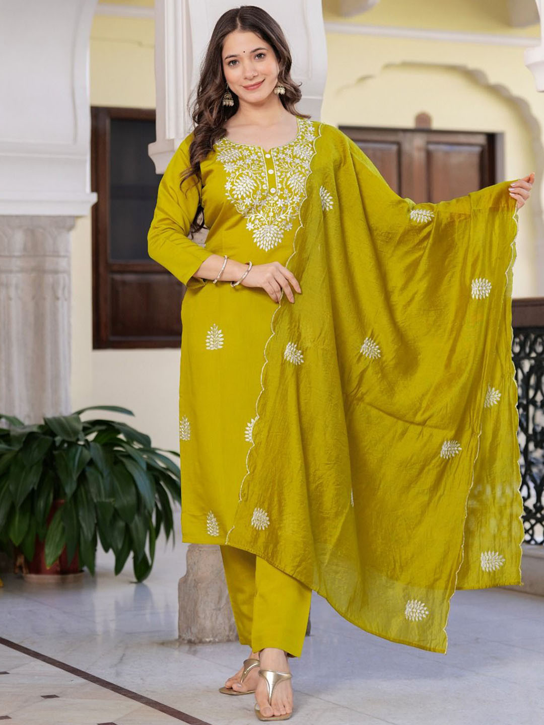 HETVI CREATION Women Regular Thread Work Kurta with Trousers & With Dupatta Kurta Sets