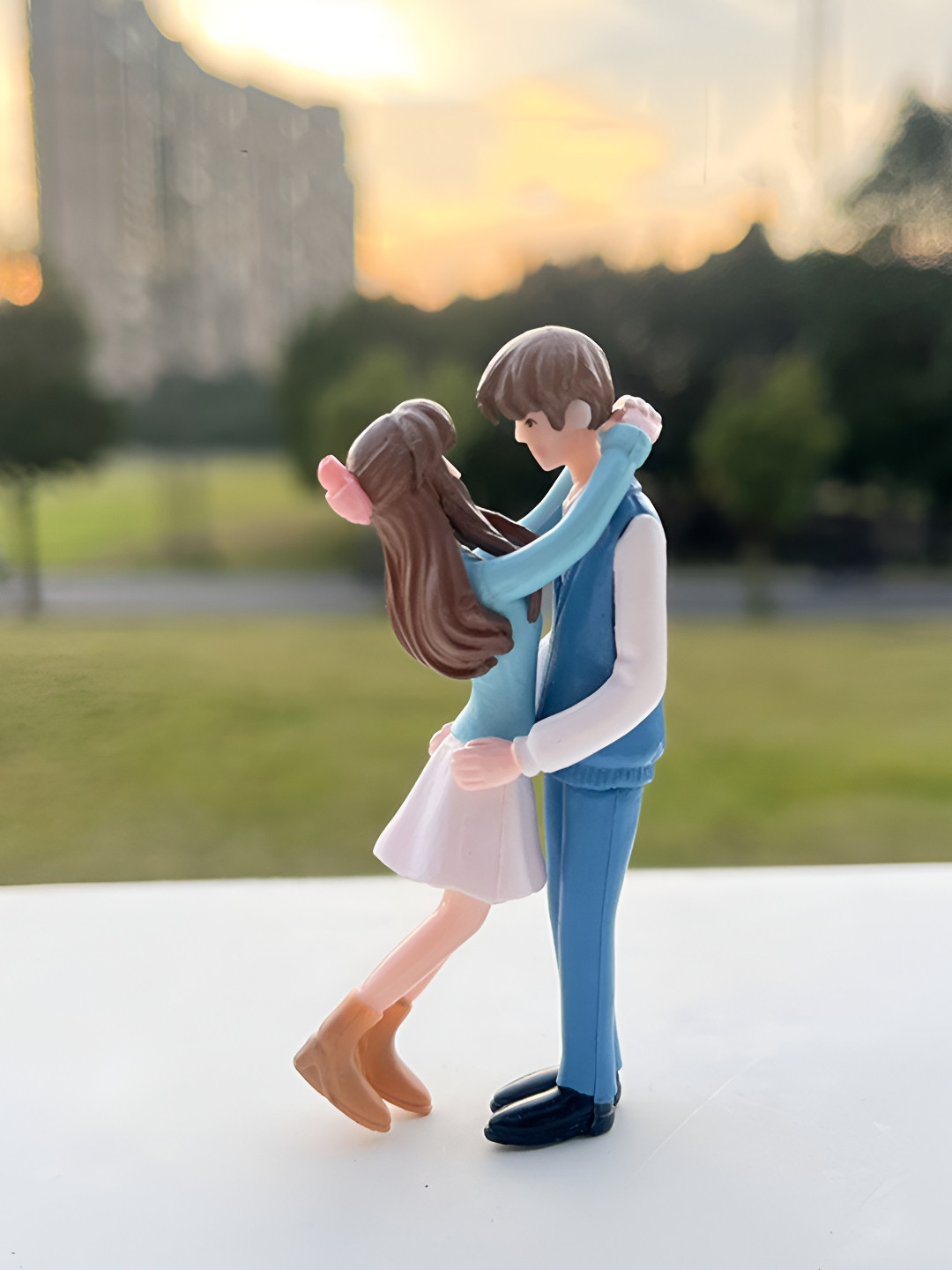 Spiaty Cartoon Hug Little Couple Blue Polyresin Natural Living Room Medium Showpiece - 2.4 Inches