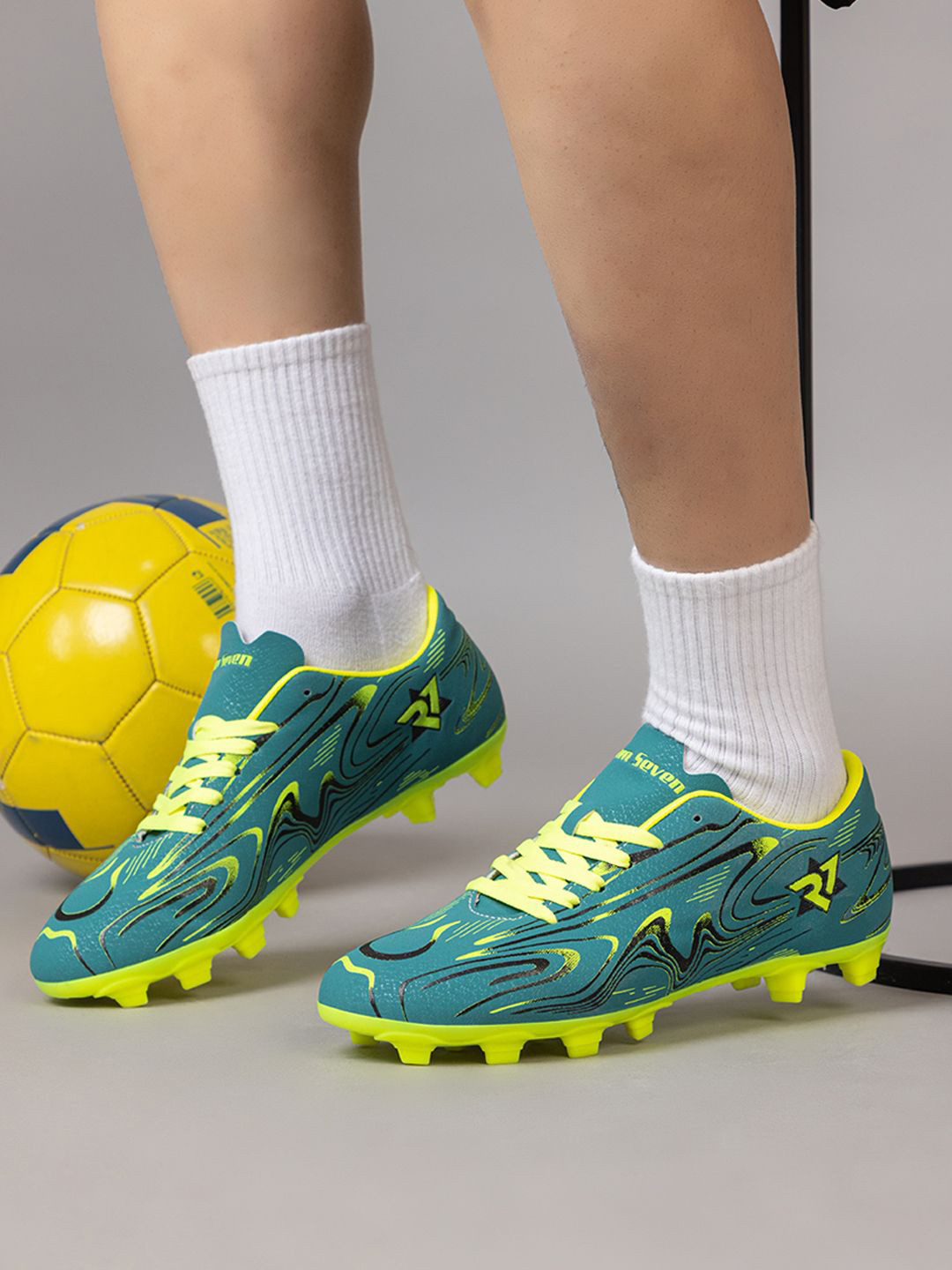 RUN SEVEN Green Men's F4 Power Player Marking Football shoes