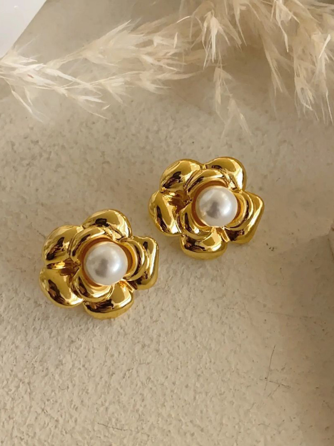 JEWILLEY Stainless Steel Gold-Plated Pearls Floral Shaped Anti Tarnish Studs