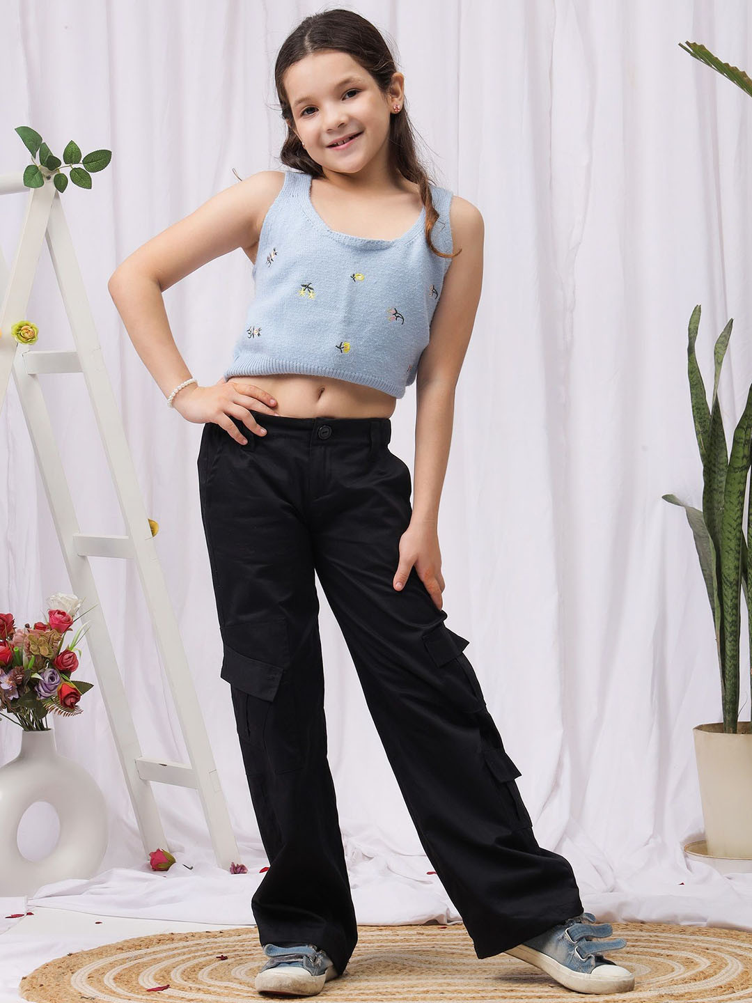 NEUDIS Girls Regular Fit Mid-Rise Cotton Cargos