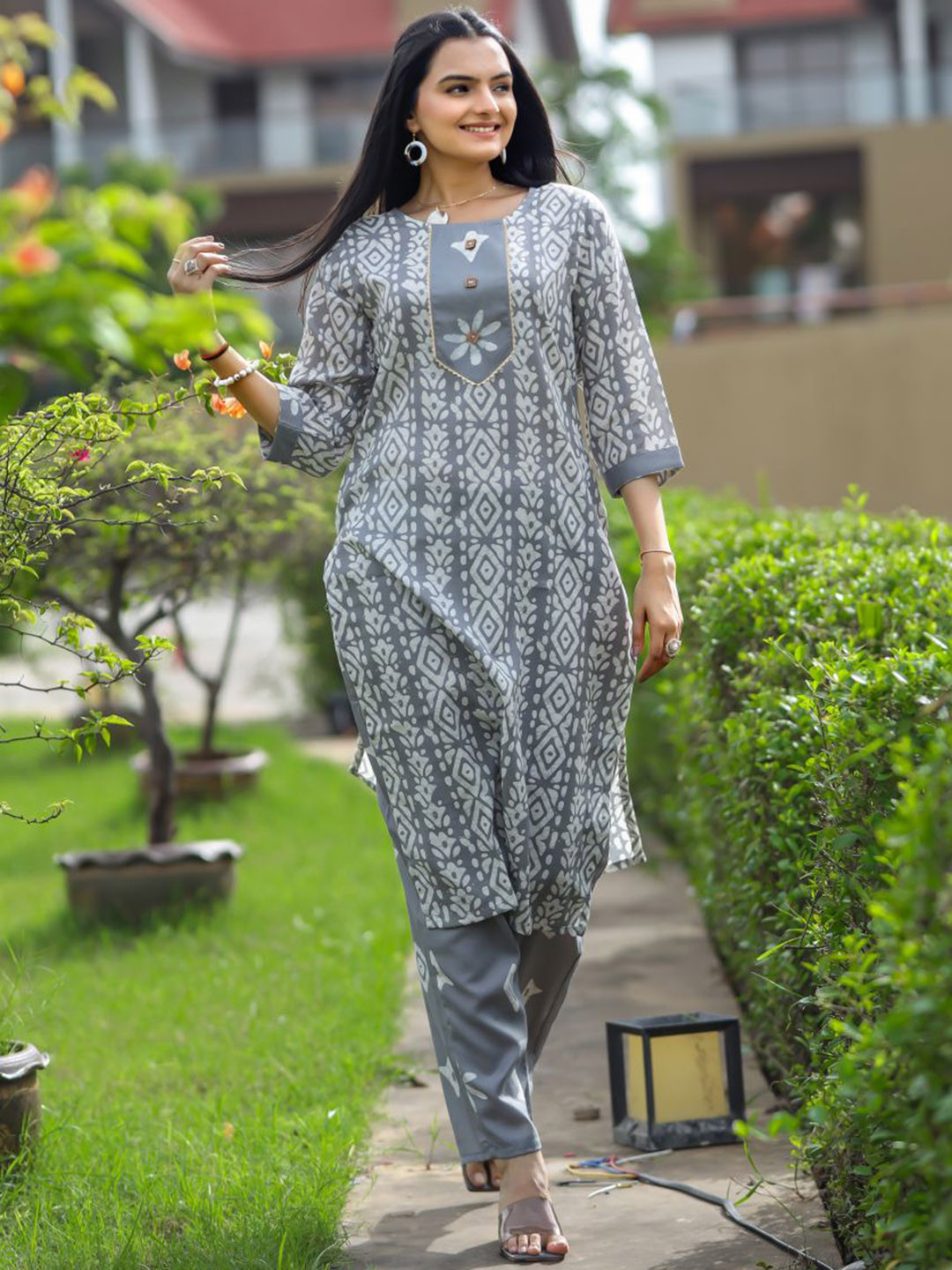Women Basket Floral Printed Gotta Patti Straight Kurta With Trouser