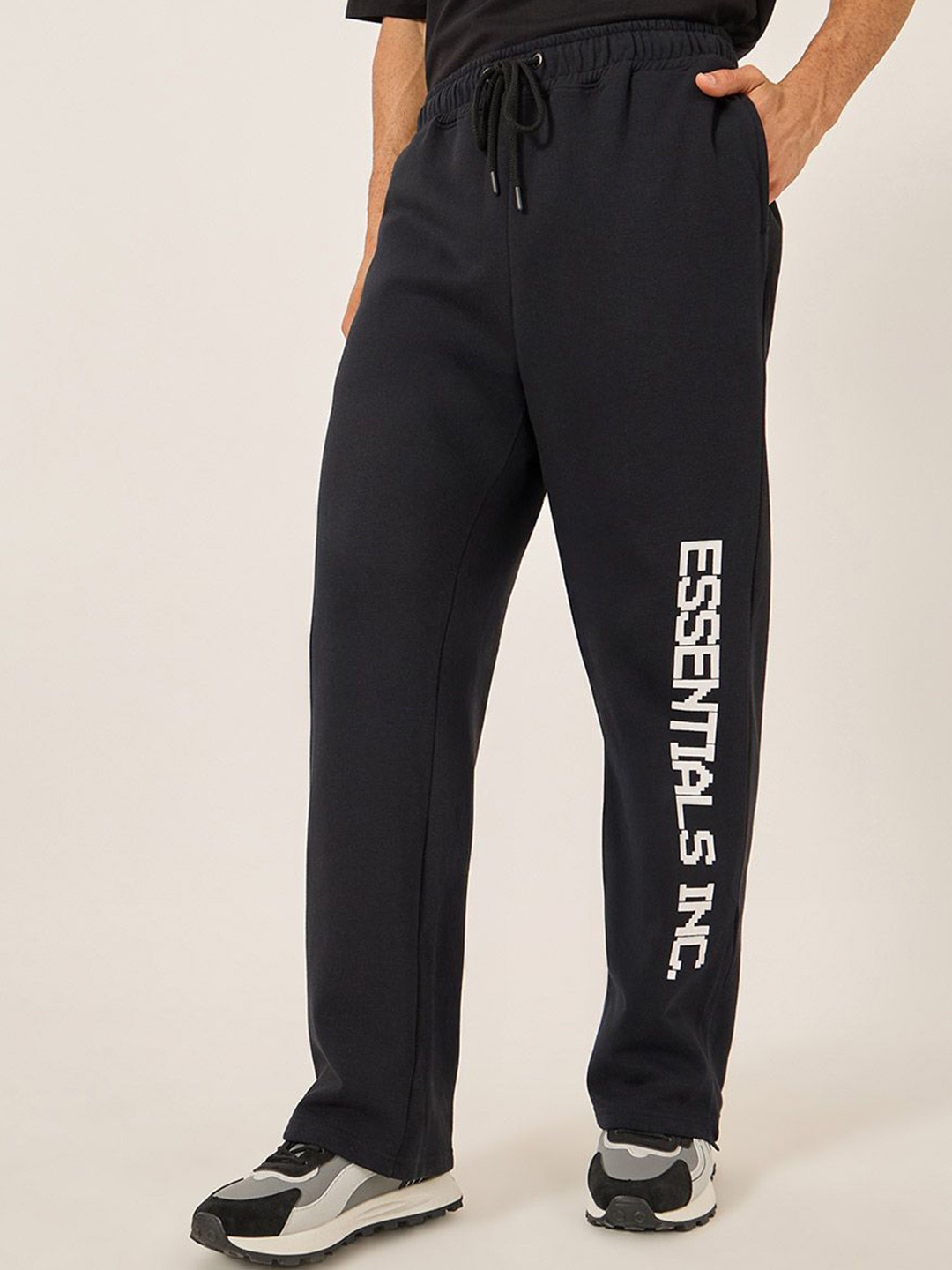 Styli Men Oversized Pixelated Print Fleece Open Hem Jogger