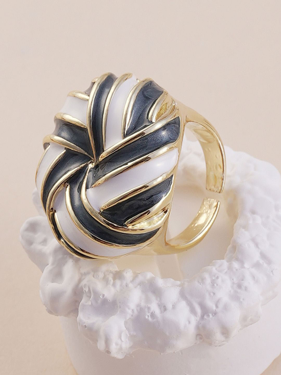 DressBerry Gold-Plated Candy Swirl Statement Finger Ring