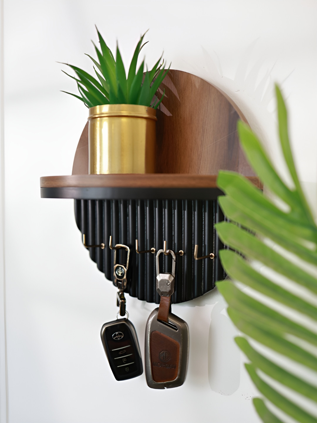 Cinch Home Black & Brown Wooden Key Holder With Shelf