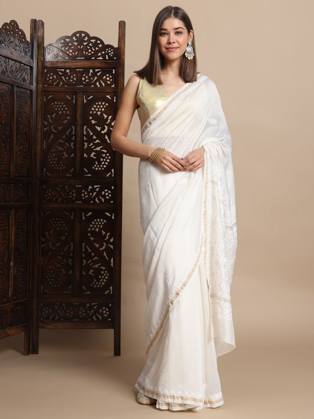 Fashionable Chikan Handikraft Floral Chikankari Pure Cotton Saree