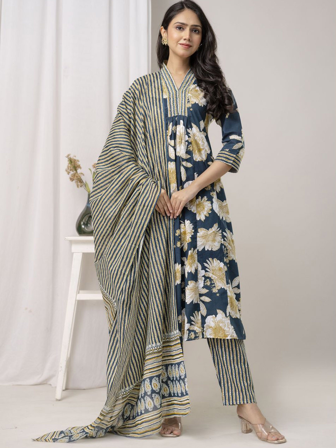 SINGNI Women Floral Printed Empire Pure Cotton Kurta with Trousers & With Dupatta