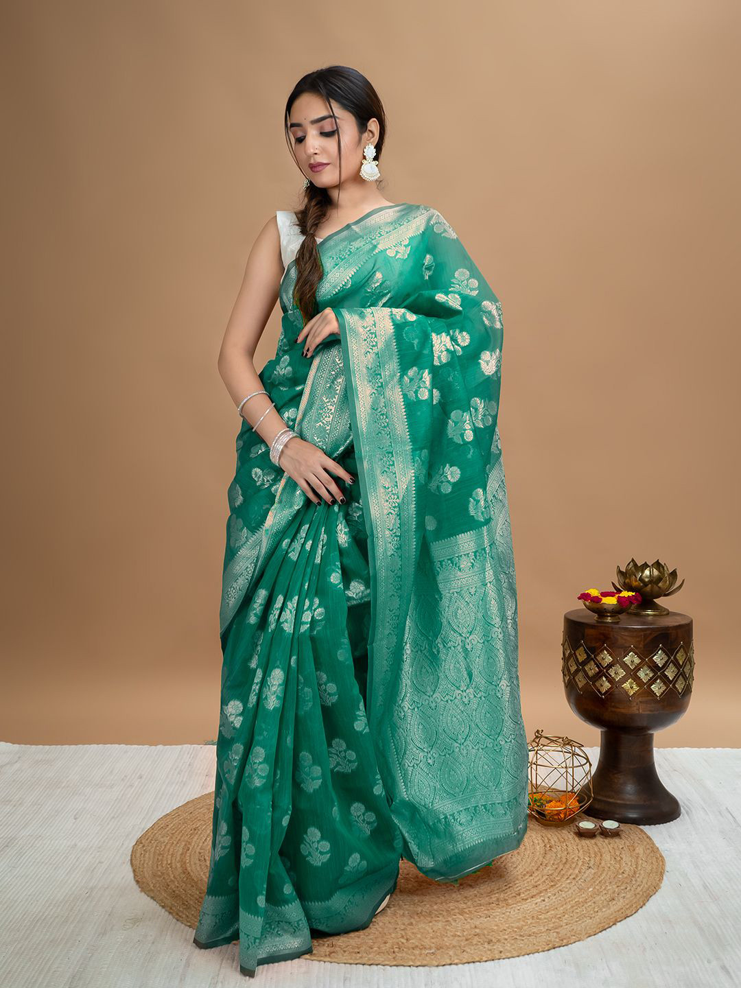 HELLA FASHIONS Floral Zari Linen Blend Saree