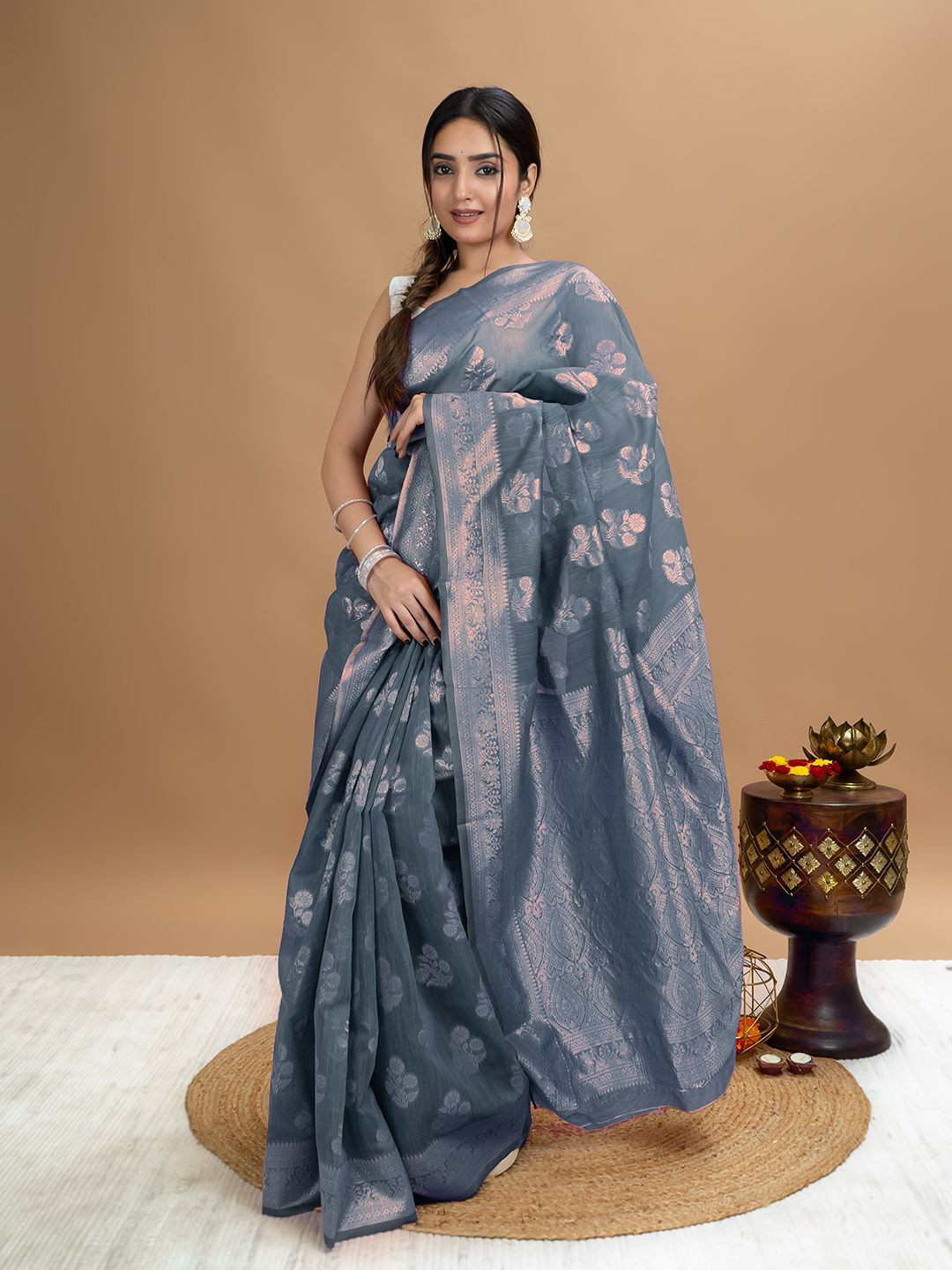 HELLA FASHIONS Ethnic Motifs Zari Linen Blend Saree