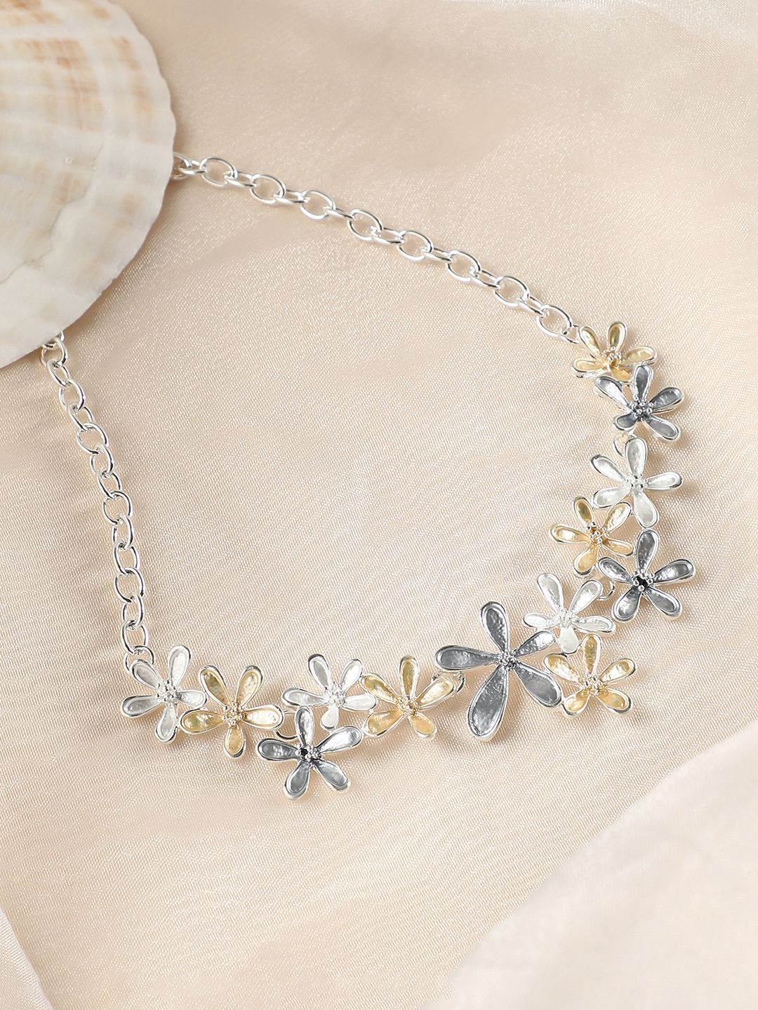 DressBerry Silver-Plated The Daisy Collar Necklace