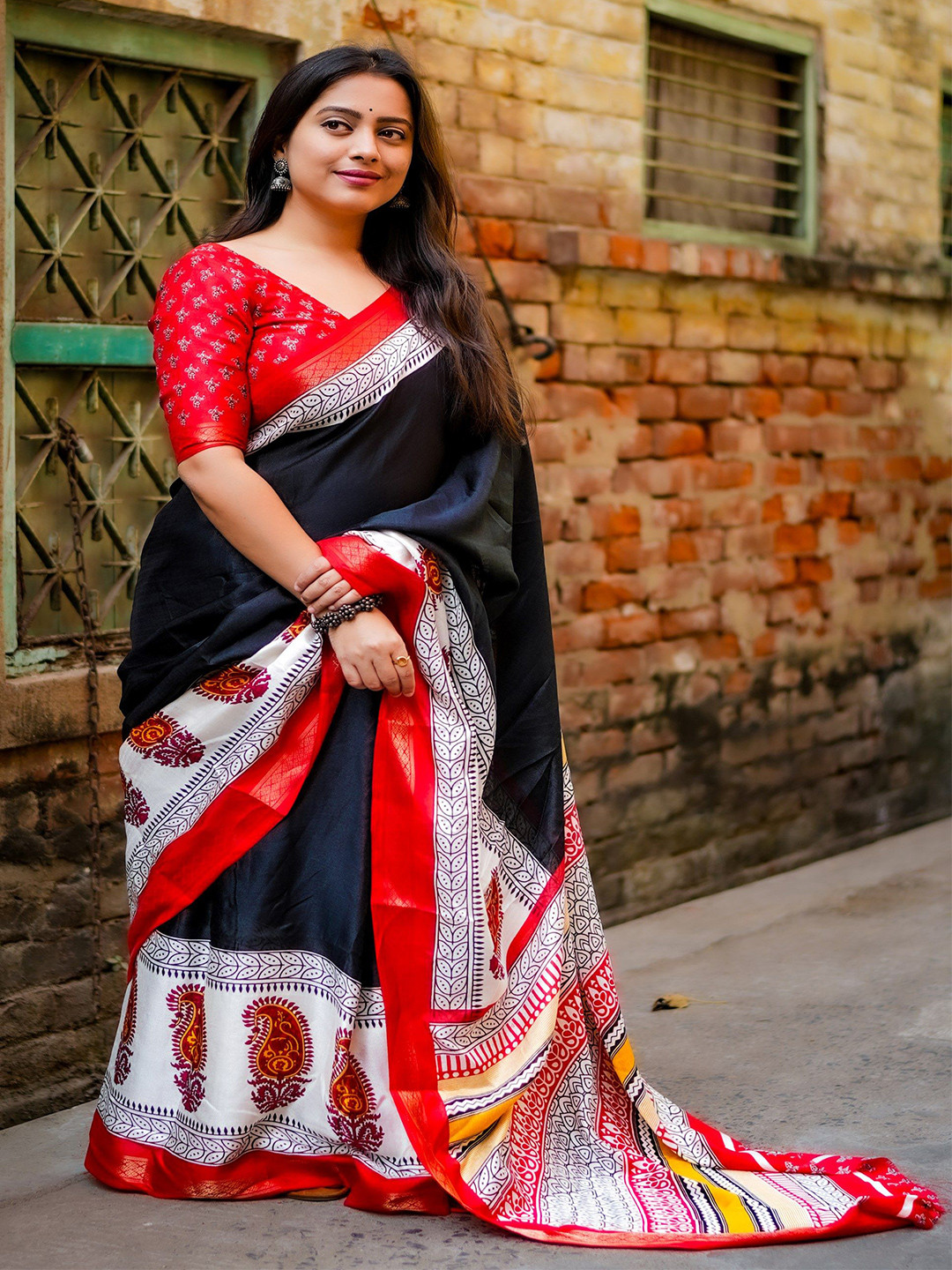 Sadika Striped Zari Silk Blend Handloom Banarasi Saree