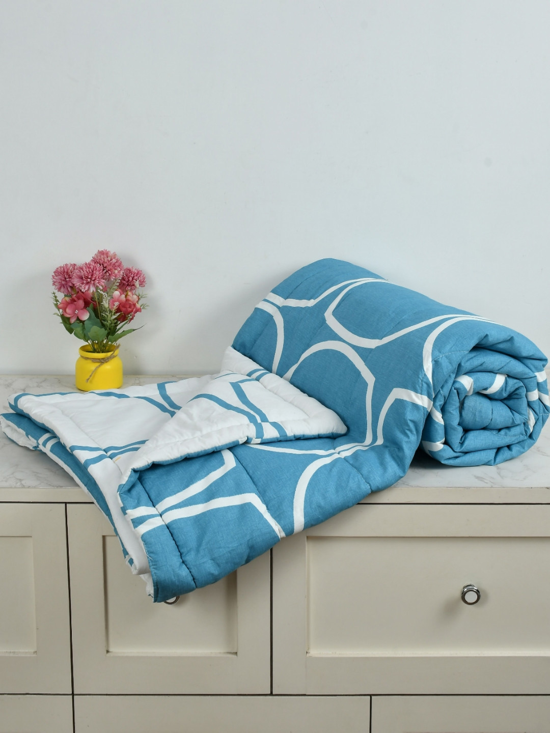 YaAkholic White And Blue Geometric Printed Microfiber 180 GSM AC Room Queen Bed Comforter