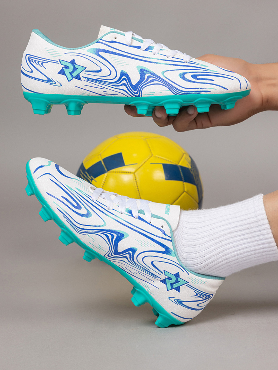 RUN SEVEN Men Football Shoes