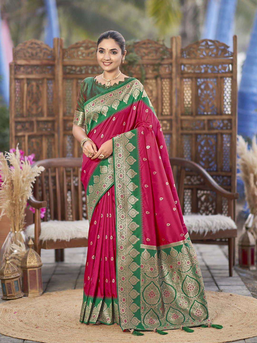 MANOHARI Woven Design Zari Banarasi Saree