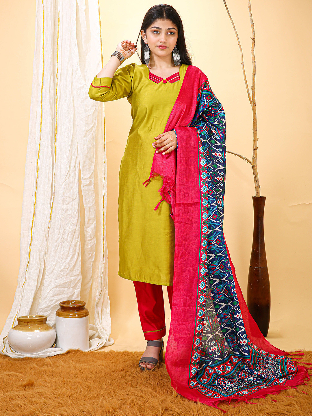 FULPARI Women Solid Kurta with Trousers & Dupatta