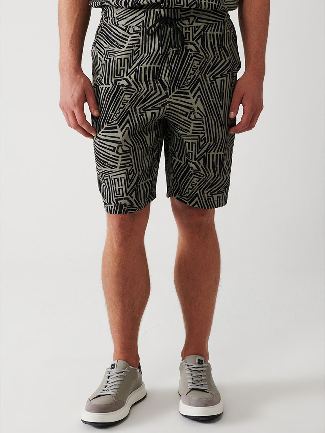 AVVA Men Abstract Printed Shorts