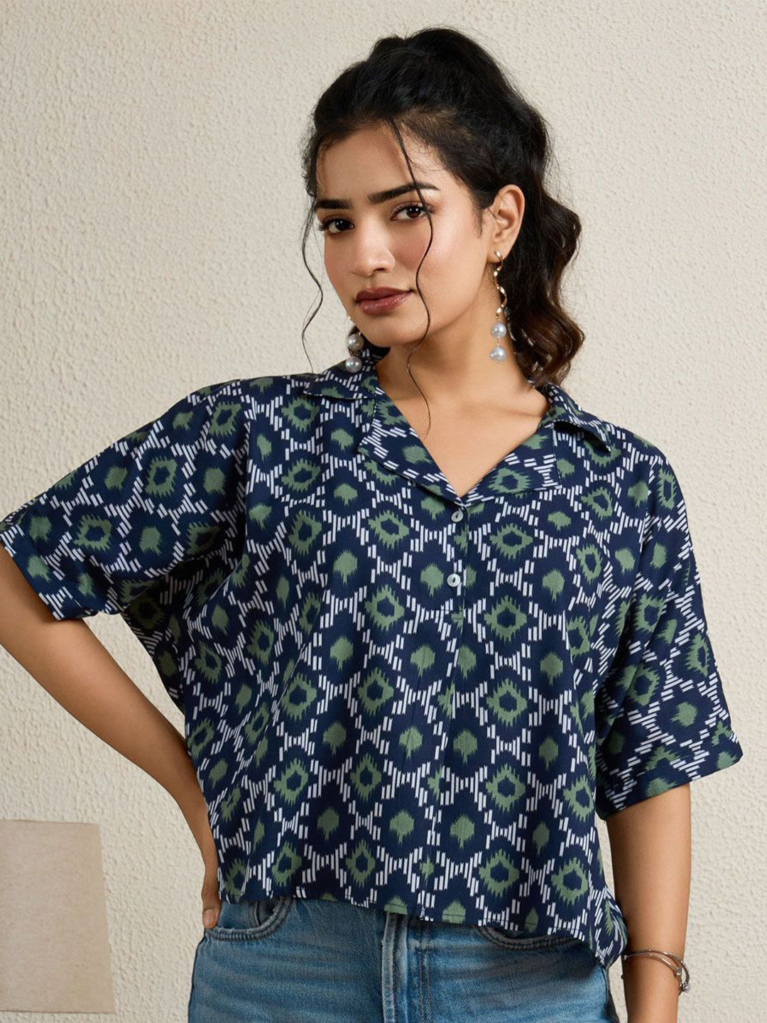 ISHWAR Women Geometric Printed Lapel Collar Roll-Up Sleeves Shirt Style Crop Top