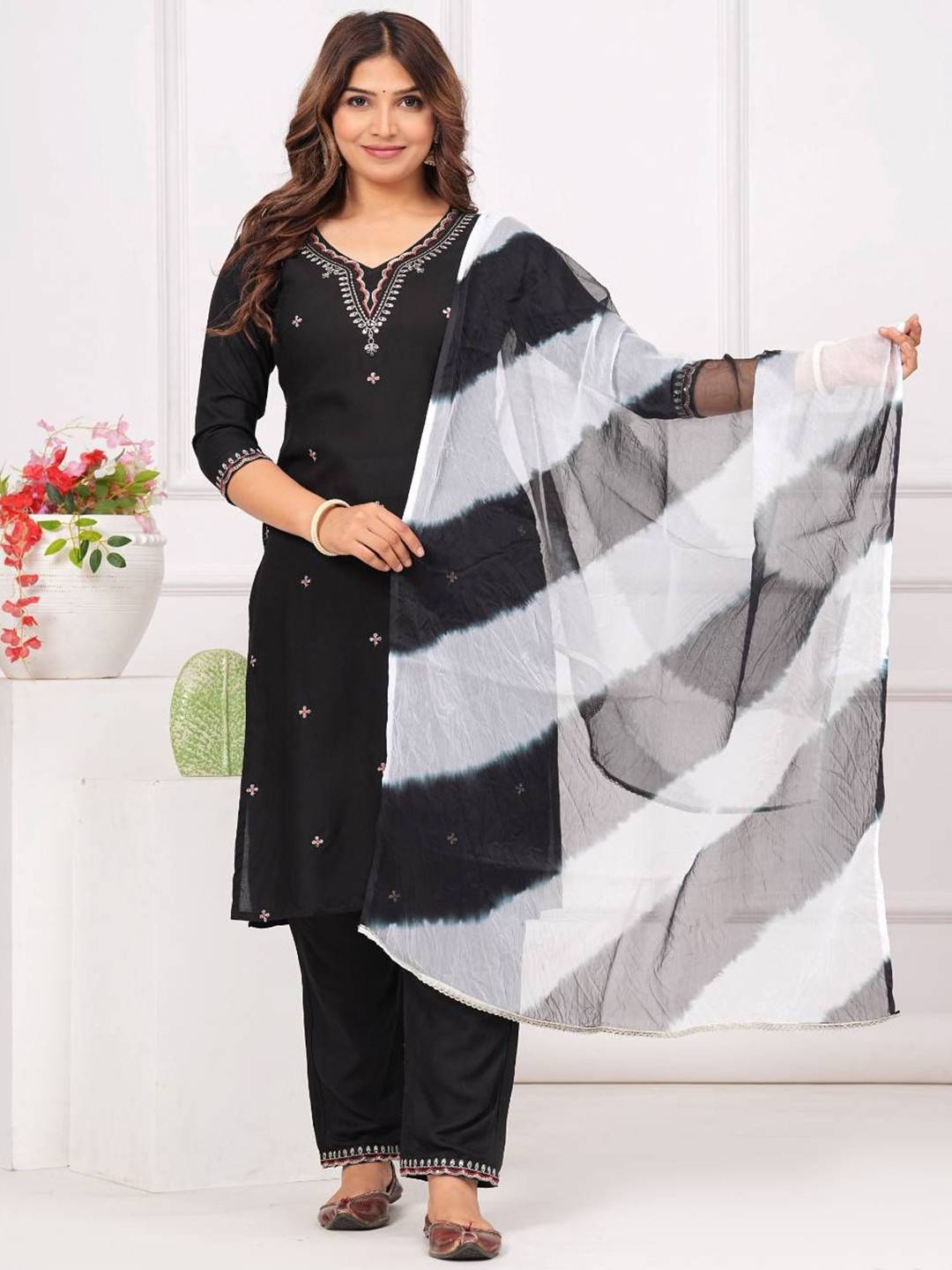 WESTERN COTTON Women Floral Embroidered Kurti with Trousers & Dupatta