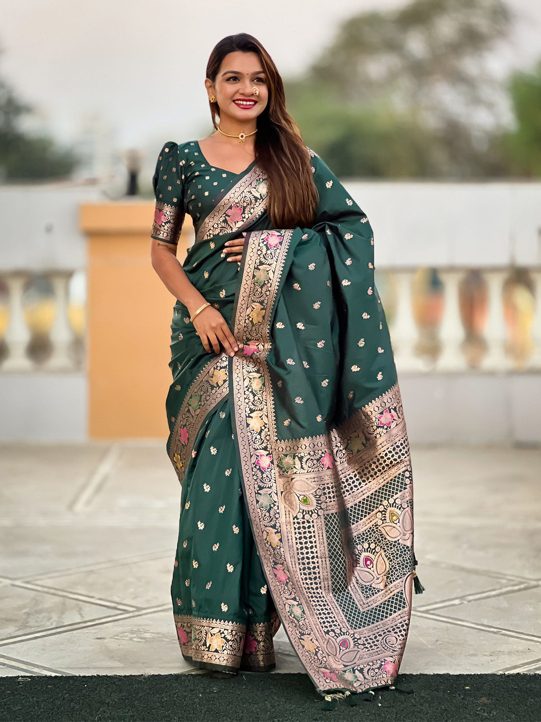 DIVASTRI Women Paisley  Woven Design Kutchi Embroidery Art Silk Banarasi Saree