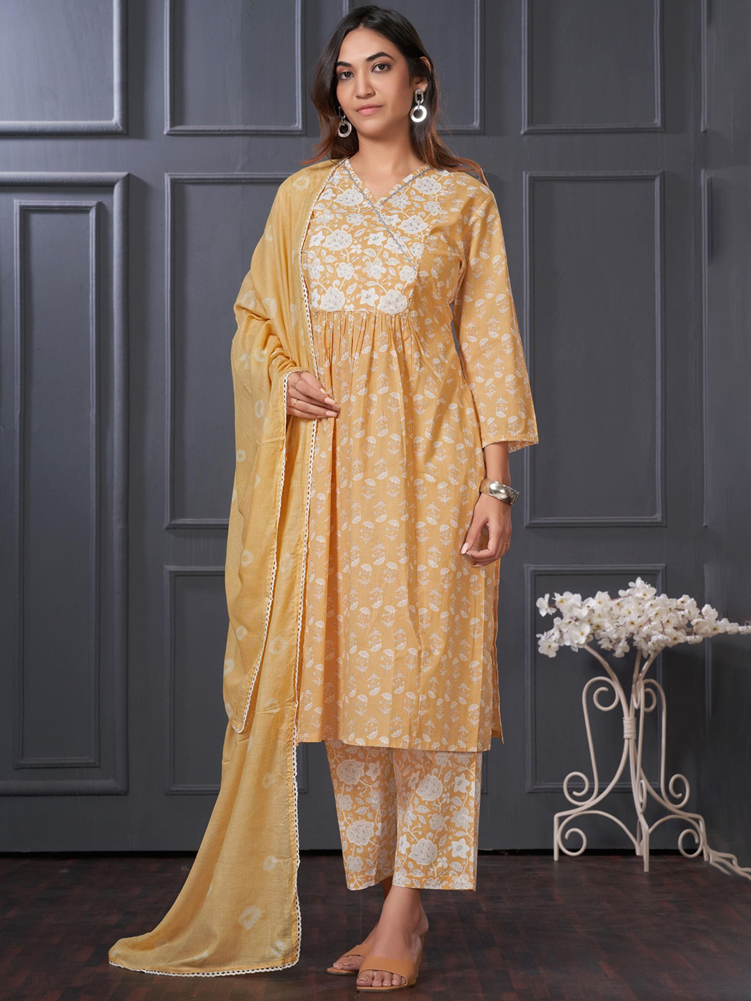 BulBul Gulfam Women Floral Printed Regular Pure Cotton Kurta with Palazzos & Dupatta