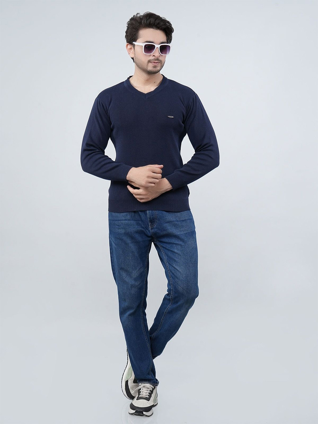 FEVERFEW Men V-Neck Ribbed Hem Pullover