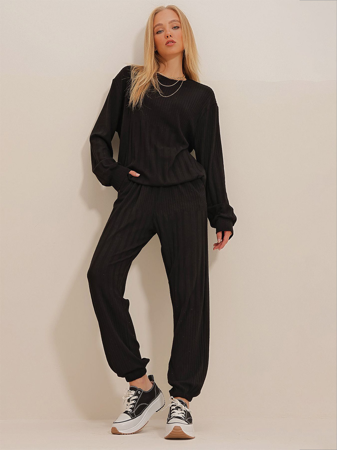 Trend Alacati stili Self Design Round Neck Sweatshirt With Jogger