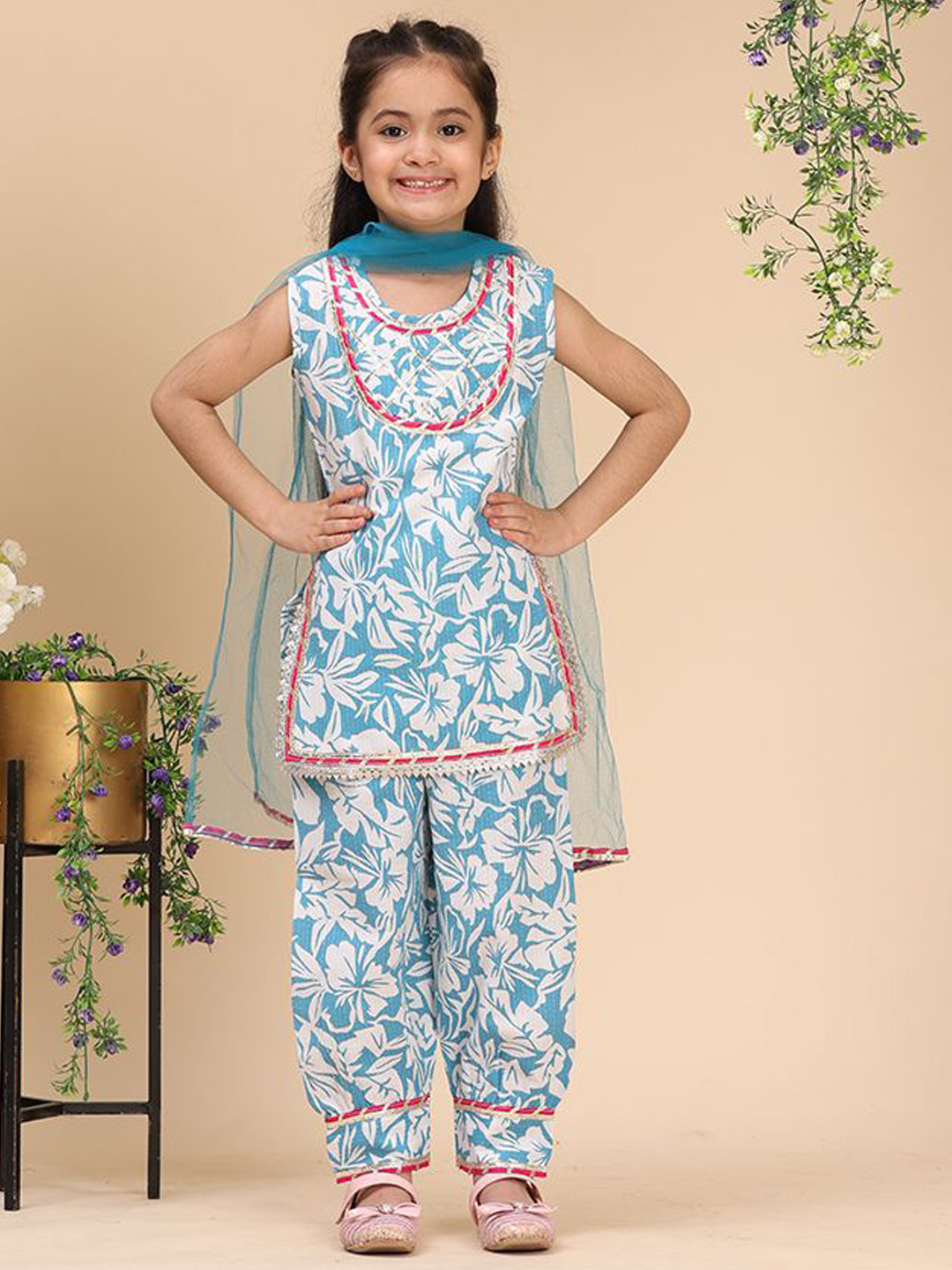 Cutiekins Girls Floral Printed Gotta Patti Straigt Kurti with Salwar & With Dupatta