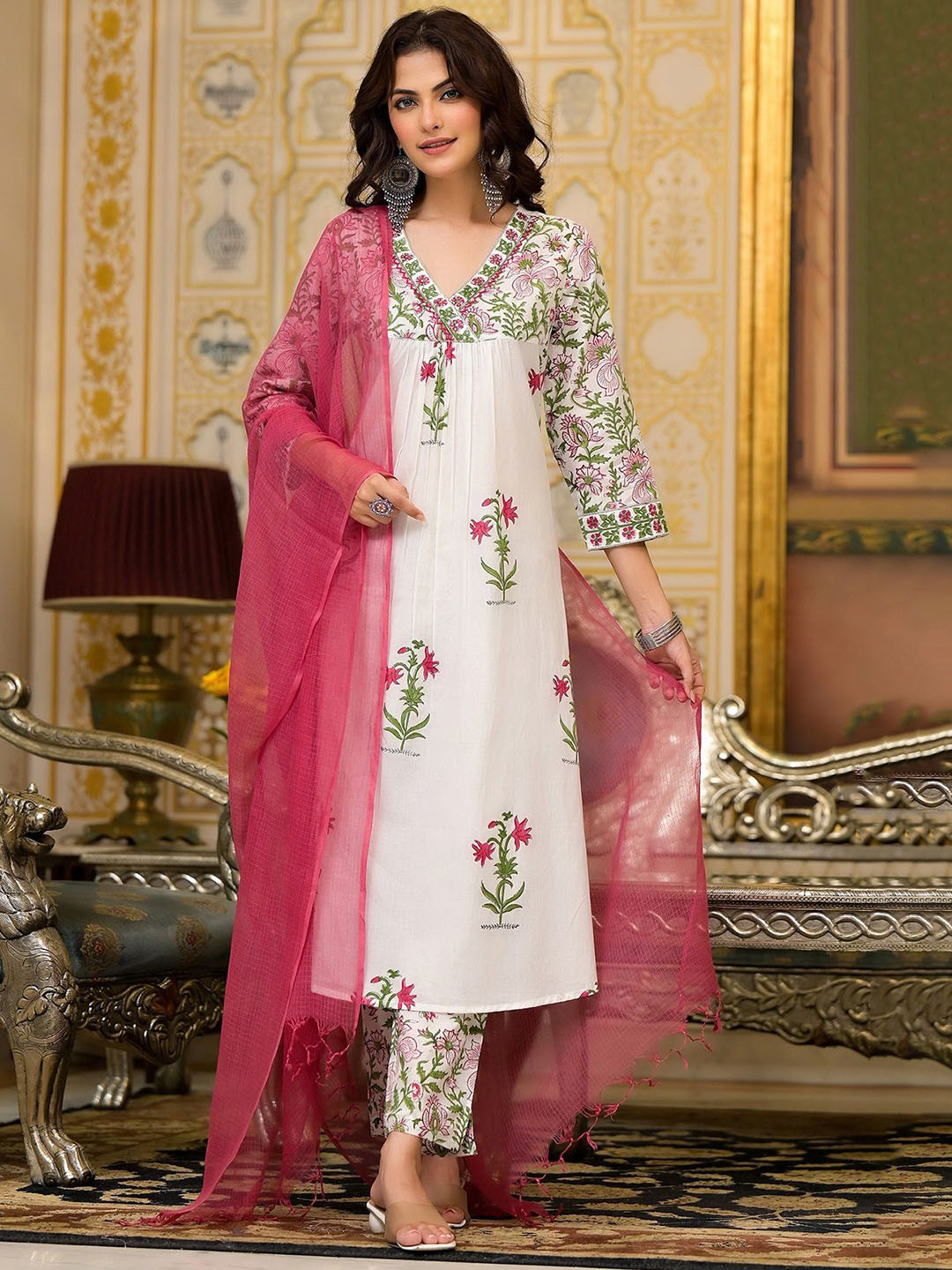 Bada Boota Women Floral Printed Cotton Kurti with Trousers & Dupatta