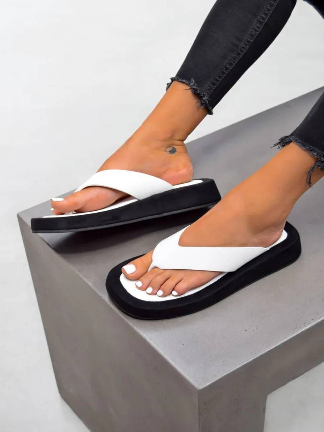 GLO GLAMP Women Dual Tone Solid Sliders Flipflops