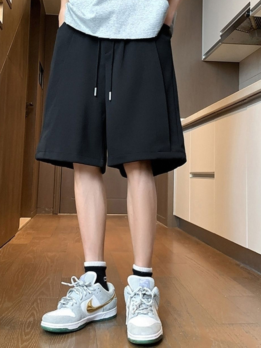 Men's Black Solid Loose Fit Below Knee Regular Shorts