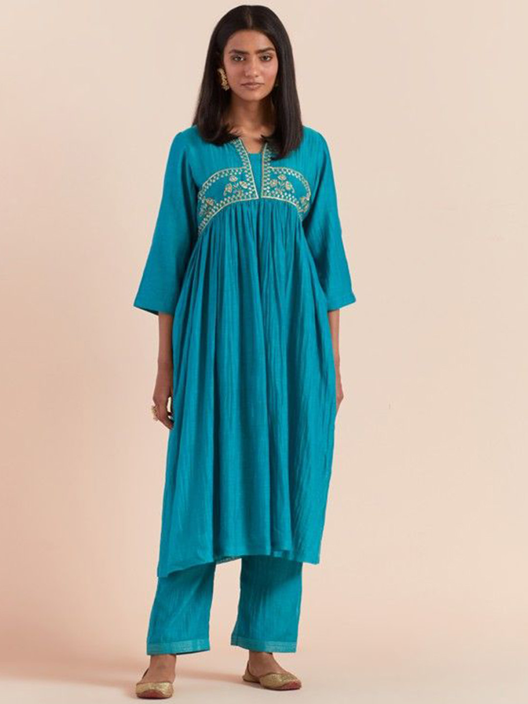 PRIYA CHAUDHARY Women Floral Embroidered Regular Chanderi Silk Kurta with Trousers