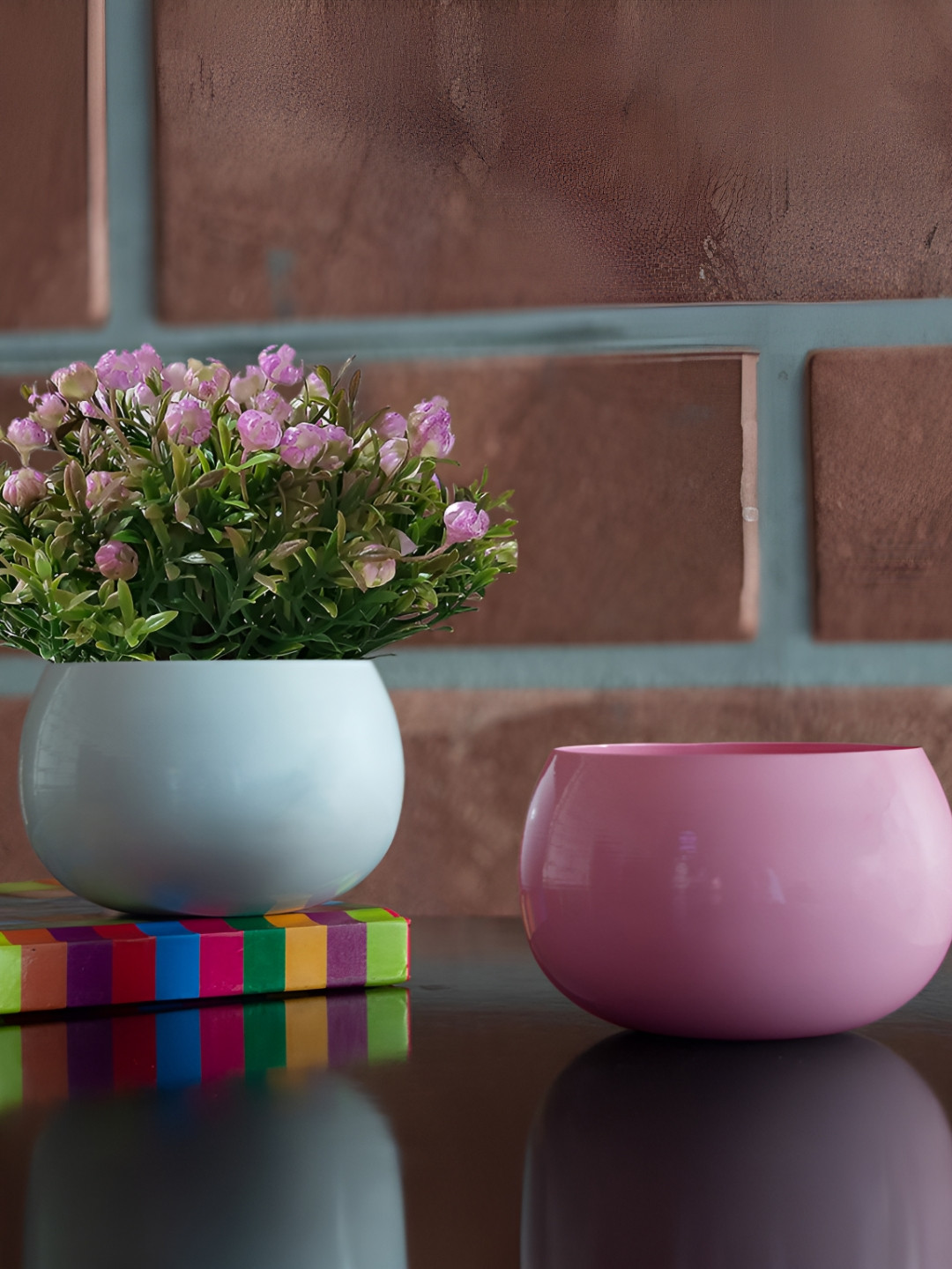 Decorcity 2Pcs Pink & White Metal Round Planters