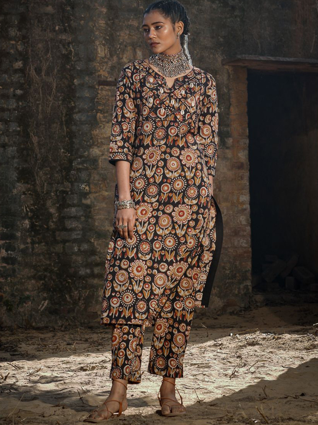 AKISO Women Black Round Neck Straight Kurta with lace embroidery on yoke WIth Pants