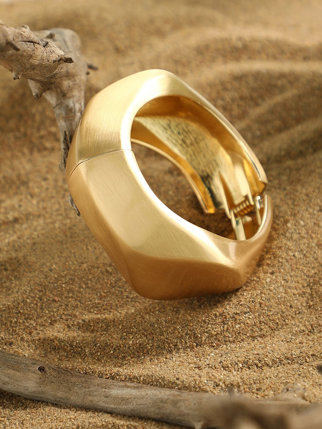 SOHI The Hammered-Curve Gold-Plated Cuff Bracelet