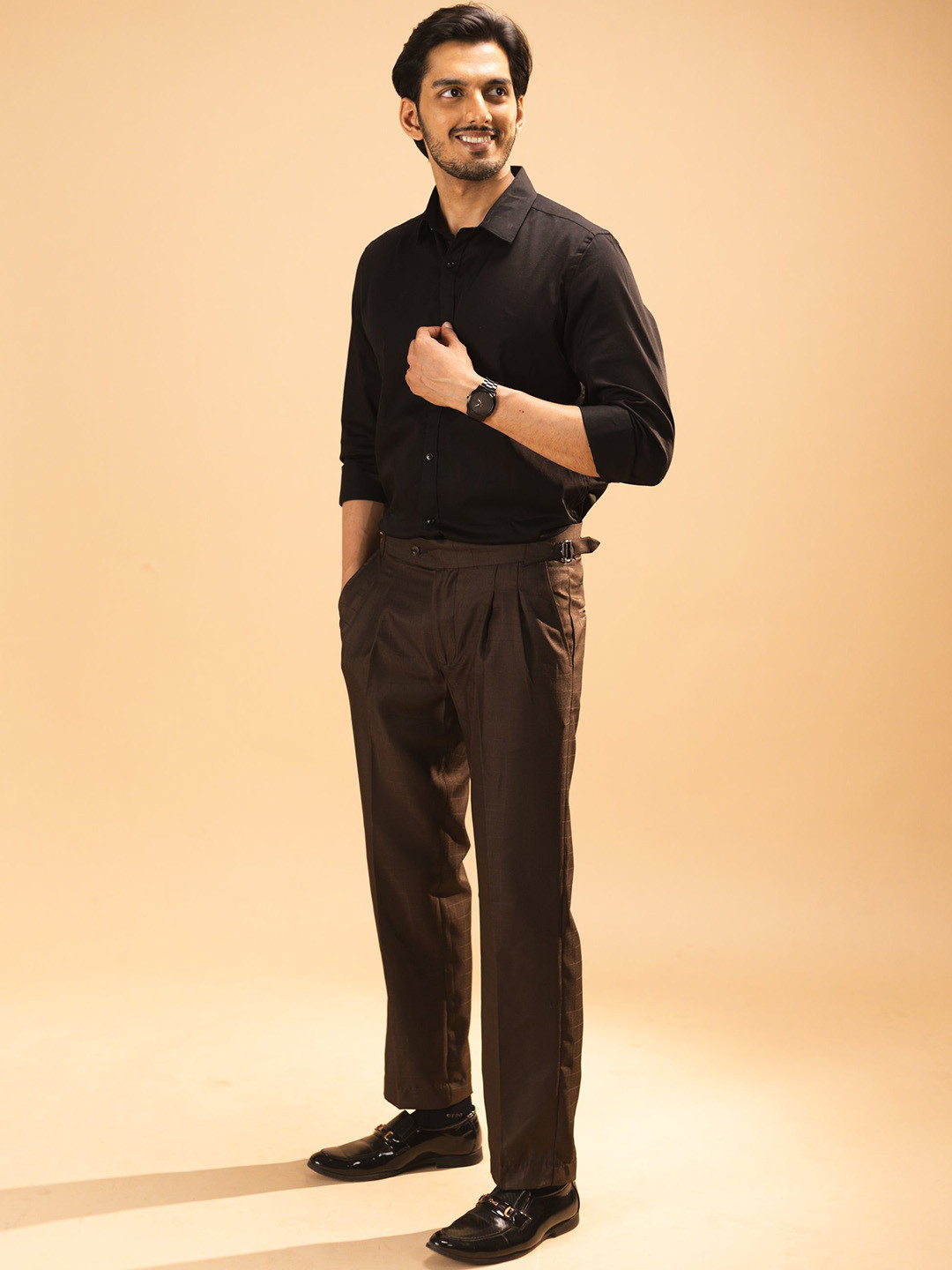 Hidden Loops Men Solid Smart Loose Fit Pleated Trousers