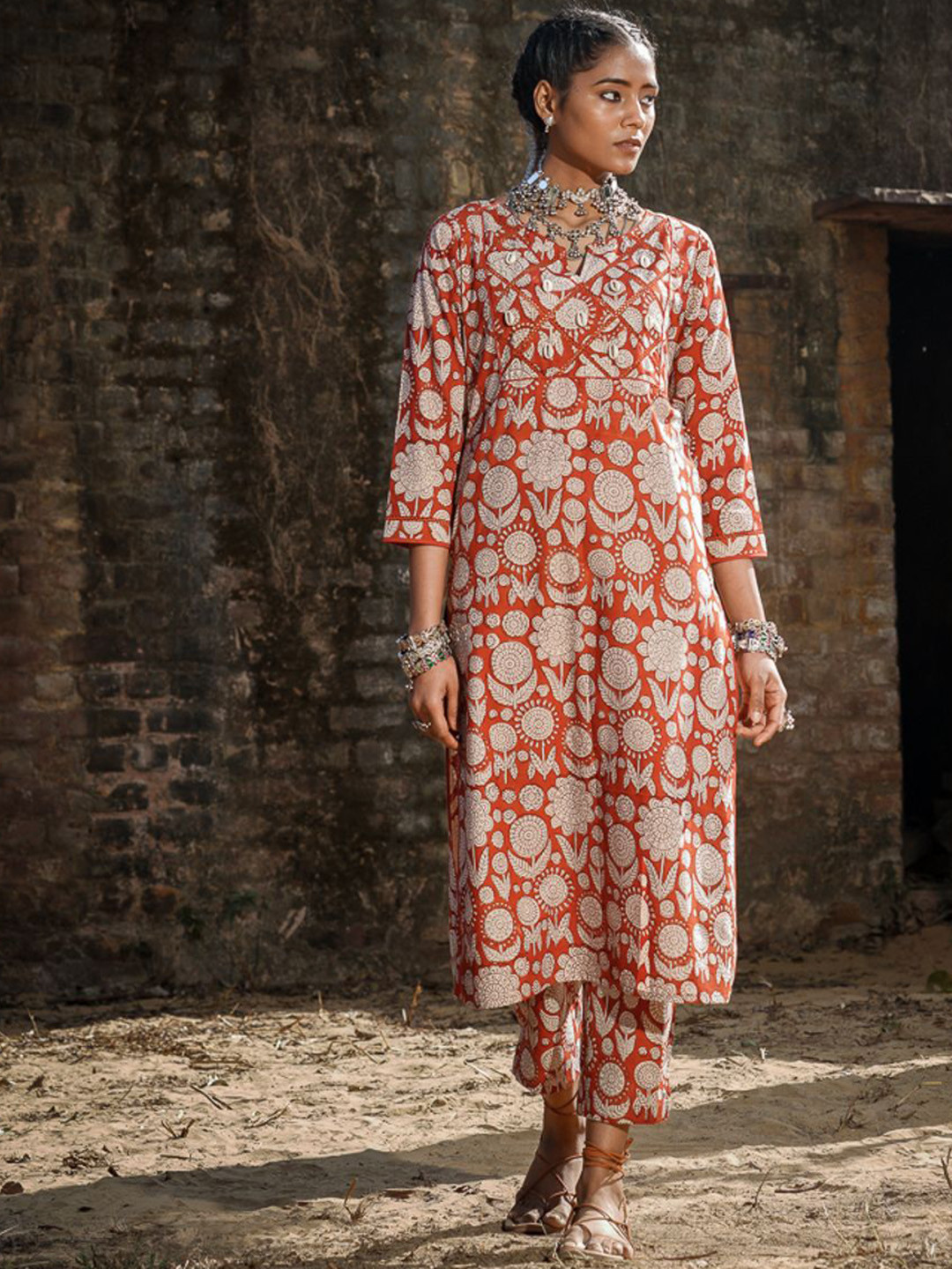 AKISO Women Round Neck Straight Kurta With Lace Embroidery On Yoke WIth Pants