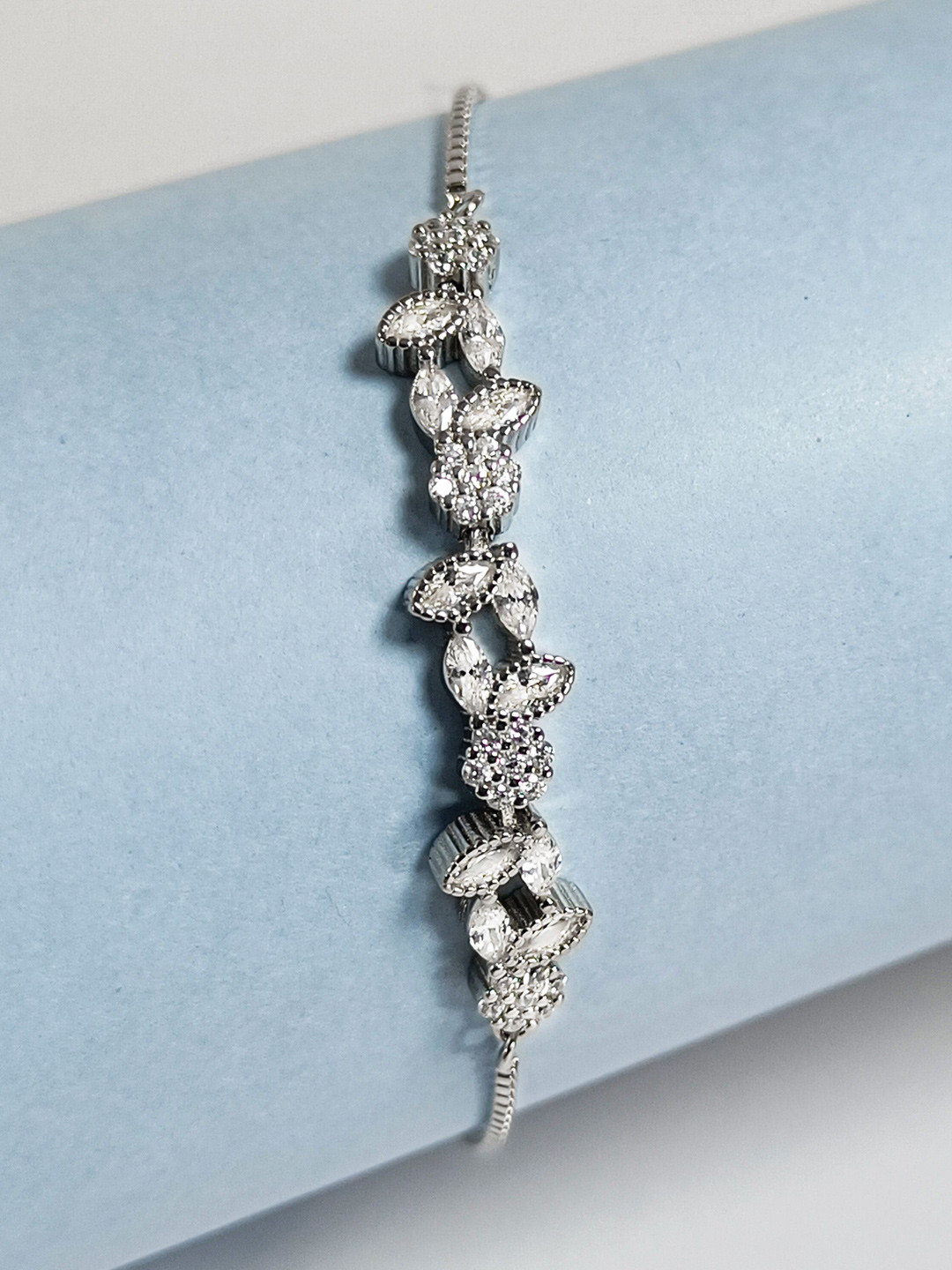 INARI SHINES 925 Silver Flower Decor Bracelet with Zircons