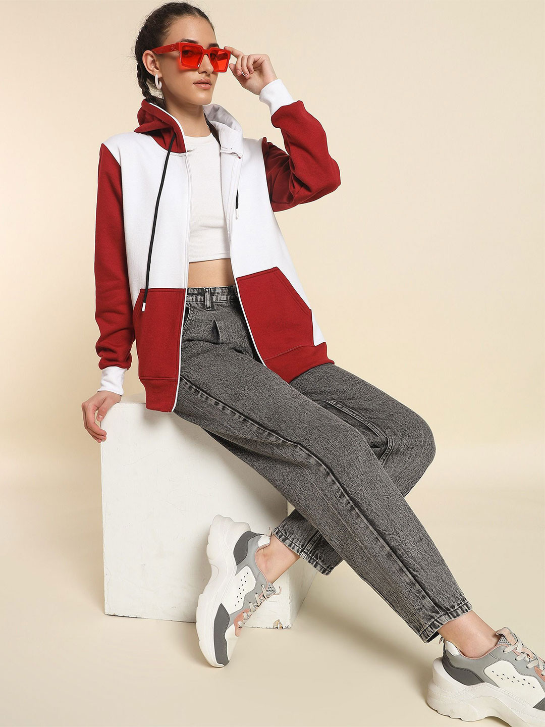 The Roadster Lifestyle Co. Women Contrast Regular Zipper Hoodie With 2 Kangaroo Pockets