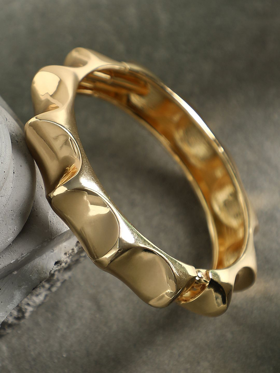 SOHI California Women Gold-Plated The Mare Bangle-Style Bracelet