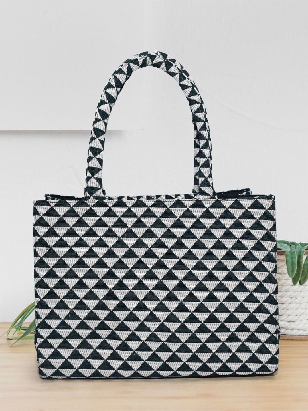 Ap ulike Women Printed Messenger Bag