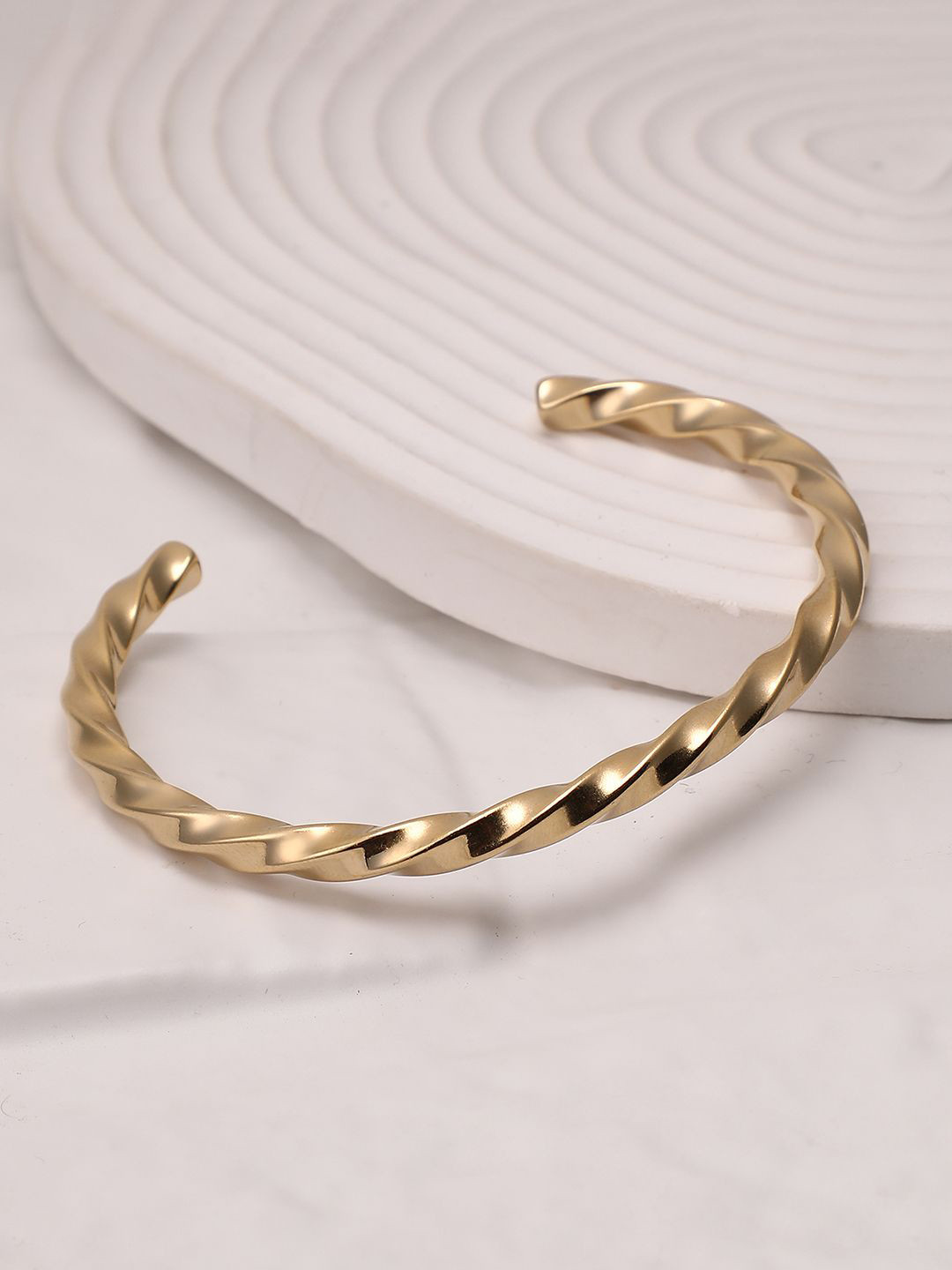 SOHI The Twisted Gold-Plated Cuff Bracelet
