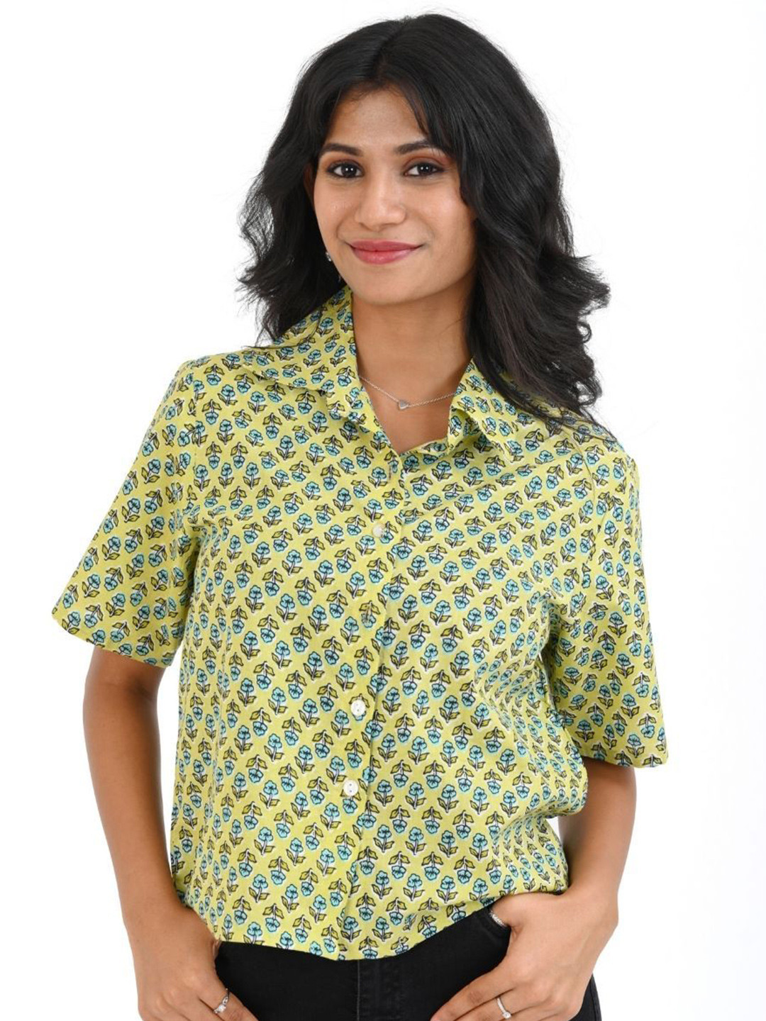 30 Looks Women Floral Printed Spread Collar Relaxed Fit Crop Shirt